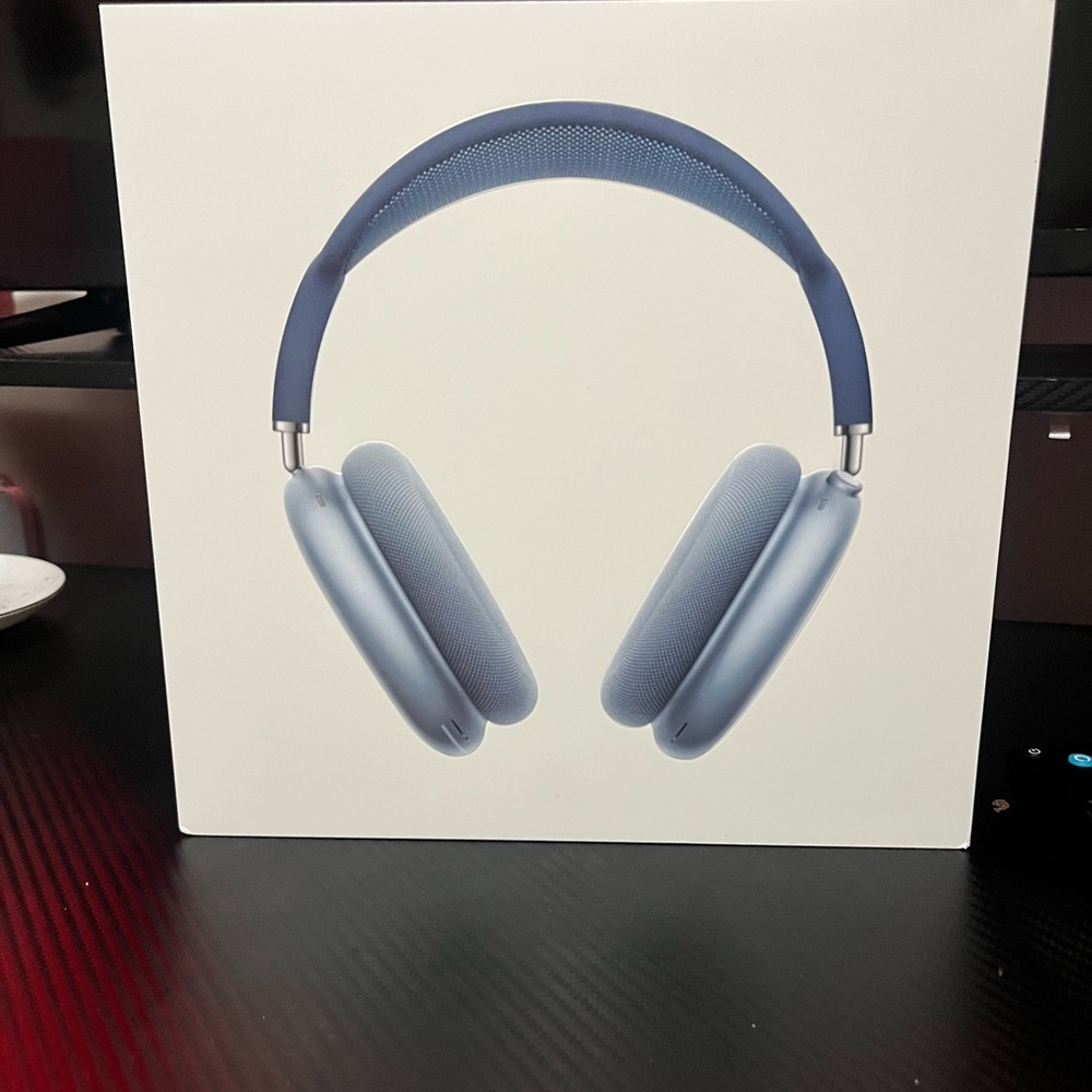 Apple AirPods Max with receipt– Sky Blue (Brand New, Sealed, USB-C Model)